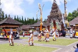 Menyaksikan Kecak di Pura Uluwatu Bali: Pengalaman yang Tak Akan Terlupakan