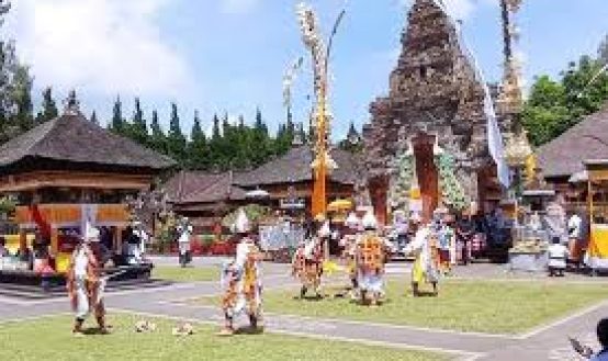 Menyaksikan Kecak di Pura Uluwatu Bali: Pengalaman yang Tak Akan Terlupakan