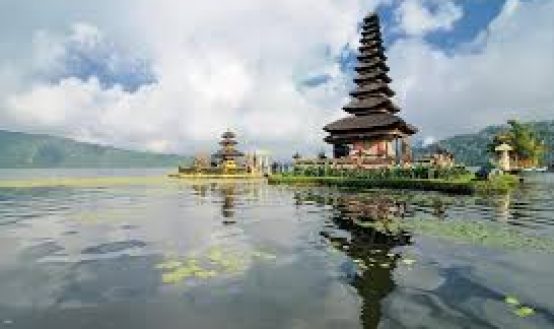 Danau Beratan Bedugul Bali: Destinasi Wisata Alam Terpopuler