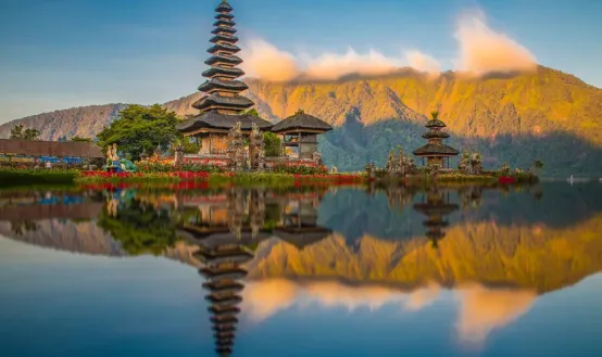 Keindahan Danau Beratan Bedugul Bali di Setiap Musim
